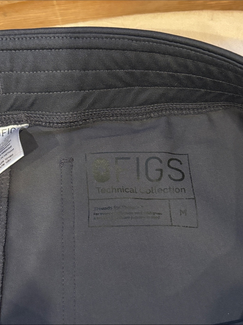 Figs Women's Black V-Neck Scrub Top and Pants - Picture 3 of 6